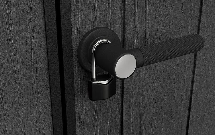 Schwarzer Türdrücker mit Rändelung und schwarzem Vorhängeschloss an einer dunklen Tür mit Holzstruktur.