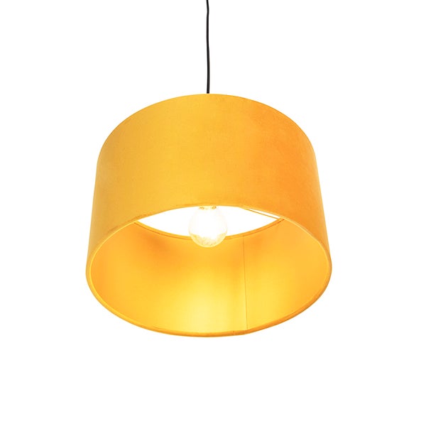 Pendelleuchte mit zylindrischem Samtschirm in Goldgelb und sichtbarem Leuchtmittel.