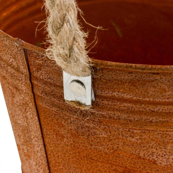 Detailaufnahme eines rostfarbenen Metalleimers mit Seilgriff