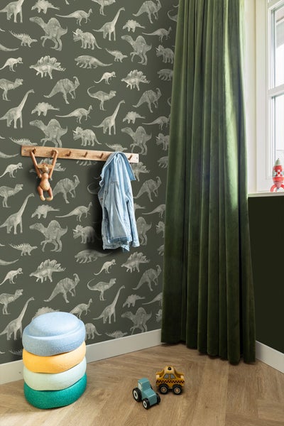 Kinderzimmer mit Dinosaurier-Tapete, Gardine, Garderobe und Spielzeug