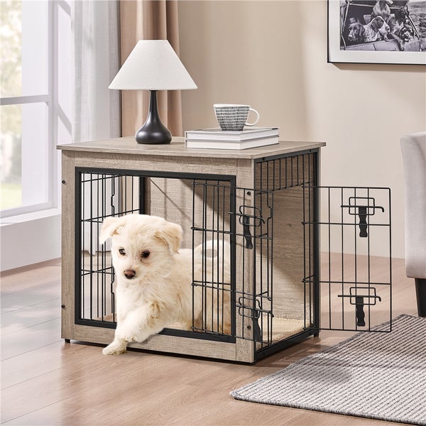 Hund in Hundebox mit Tischfunktion, Gittertür und Innenausstattung im Wohnzimmer.