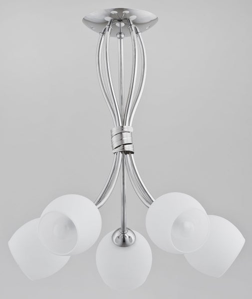 Moderne Deckenleuchte mit fünf kugelförmigen Glasschirmen und geschwungenen Metallarmen in glänzender Optik