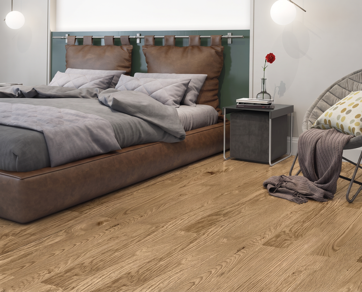 Moderner, heller Wohnraum mit Holzboden in Landhausdielenoptik, hellem Sofa mit Kissen und einem Couchtisch aus Holz.