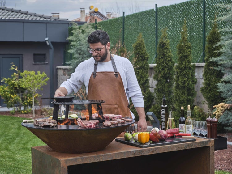 The Favilla  FLAME CORTEN Feuerschale mit Grillring – Outdoor Grill mit Holzlager & Grillrost – Feuerstelle Cortenstahl mit Abdeckhaube & Kochschürze – Ø 85 cm Grillplatte