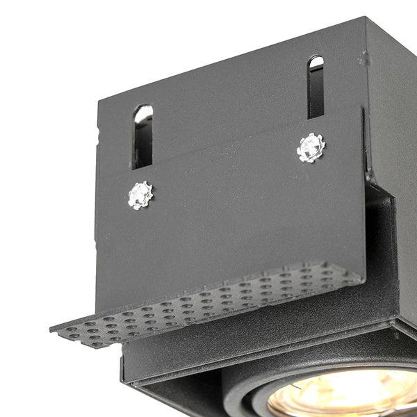 Schwarzer quadratischer Einbaustrahler aus Metall mit Montagehalterung und sichtbarem Leuchtmittel.