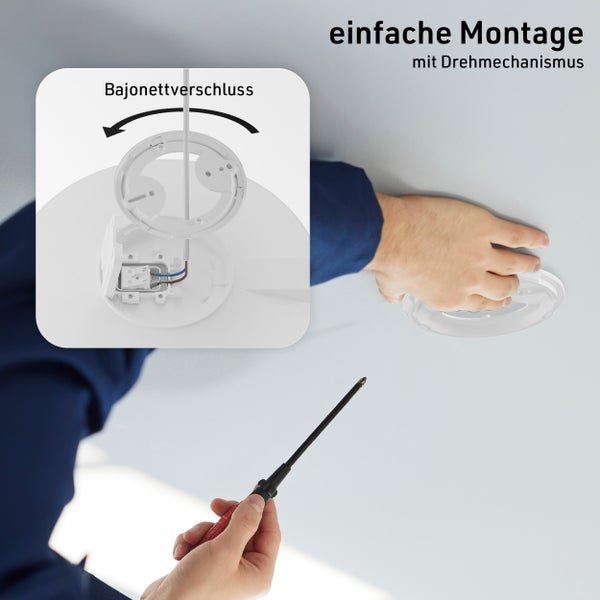 Eine Hand montiert eine Deckenleuchte an der Zimmerdecke mittels Bajonettverschluss und Drehmechanismus mit einem Schraubendreher.