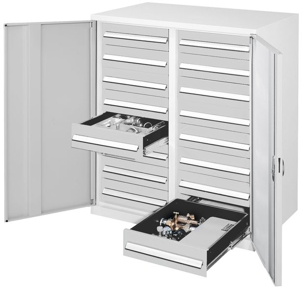 Werkzeugschrank aus Metall mit zwei Spalten Schubladen und geöffneten Türen.