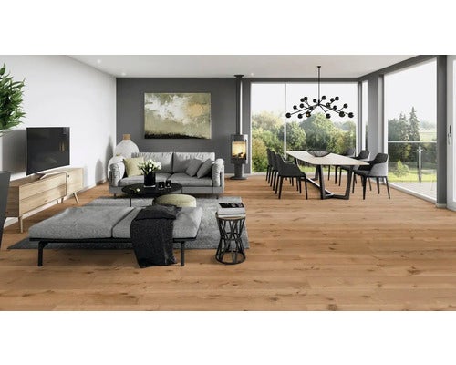 Helles Badezimmer mit Badewanne, Waschtisch und Fliesenboden