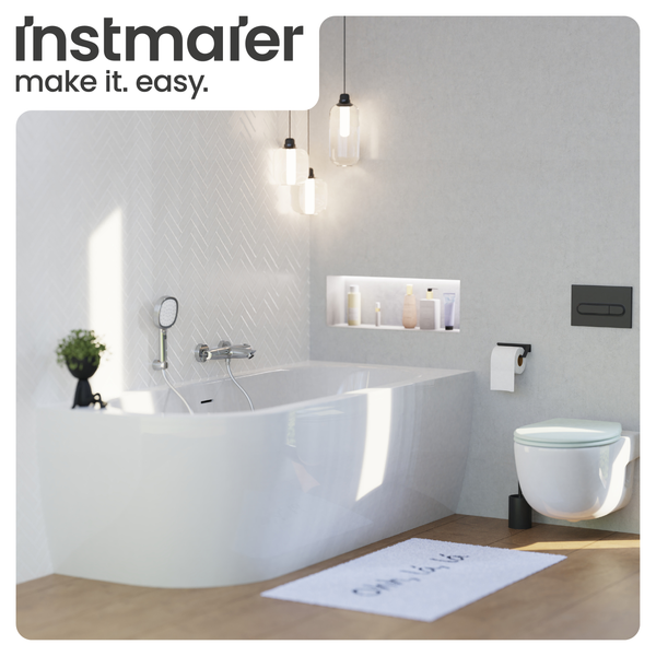 Helles Badezimmer mit Badewanne, Toilette und Waschtisch sowie Instmaier Logo