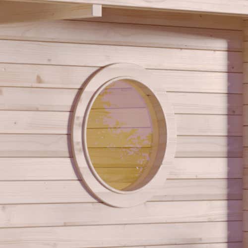 Rundes Fenster in einer Holzwand eines Gartenhauses aus hellen Holzbohlen.