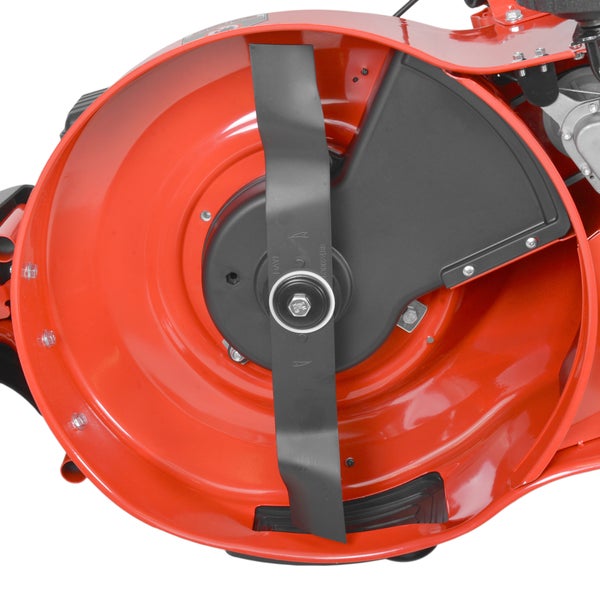 Unterseite eines roten Rasenmähers mit schwarzem Schneidmesser aus Metall und rotem Mähdeck.