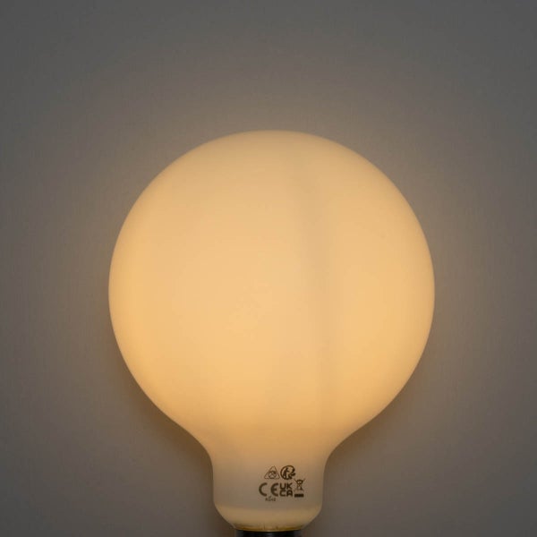 Leuchtendes LED-Leuchtmittel in Globusform mit mattierter Oberfläche und warmweißem Licht.