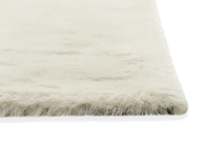 Weicher Kunstfell-Teppich in Creme mit flauschiger Oberfläche und hohem Flor.