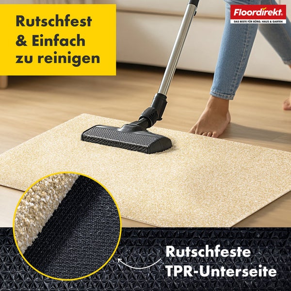 Fußmatte mit rutschfester Unterseite wird mit Staubsauger gereinigt