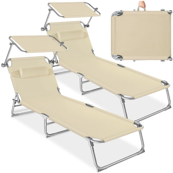 Zwei beige klappbare Gartenliegen mit Sonnendach und Kopfkissen, eine Liege zusammengeklappt mit Tragegriff dargestellt.