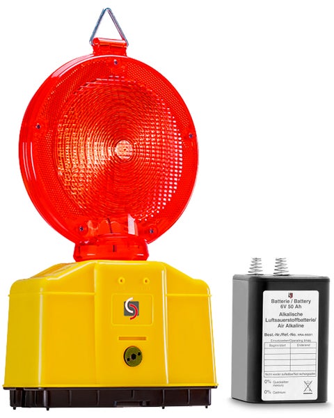 Babyzimmer mit Rattanwiege, Holzschemel und floraler Tapete