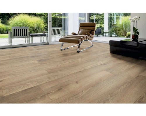 Nahaufnahme von Laminatboden in Holzoptik