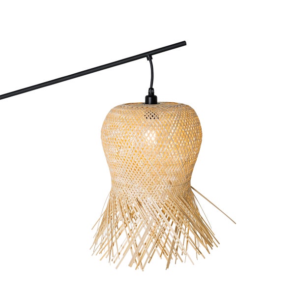 Pendelleuchten-Schirm aus geflochtenem Bambus mit ausgefranstem unterem Rand an einem schwarzen Stab hängend.