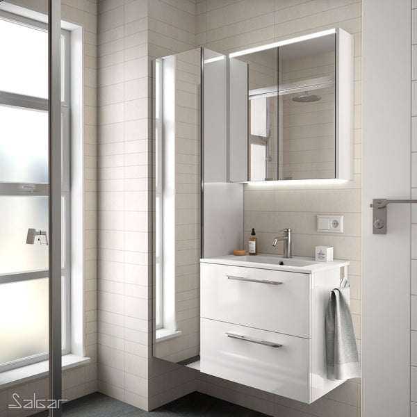 Modernes weißes Wand-Waschbeckenunterschrank-Set mit zwei Schubladen, Keramikwaschbecken und beleuchtetem Spiegelschrank im hellen Badezimmer.