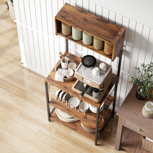 Küchenregal mit schwarzem Metallrahmen und Ablagen in Holzoptik, ausgestattet mit Espressomaschine, Geschirr und Vorratsgläsern.