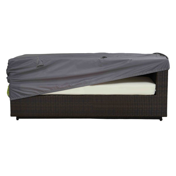 Graue Schutzhülle für Garten-Lounge-Sofa aus wetterfestem Gewebe, teilweise über ein dunkles Polyrattan-Sofa gezogen.