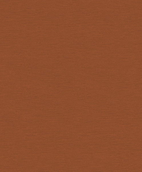 Einrichtungsszene mit einer Reihe von Kissen auf einer Bank, einem Tisch mit Dekorationen und einer Vase mit Blumen.