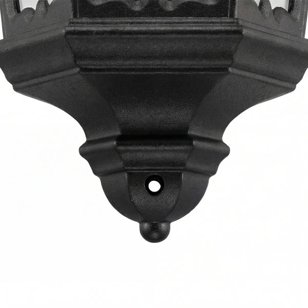 Detail einer schwarzen Außenleuchte