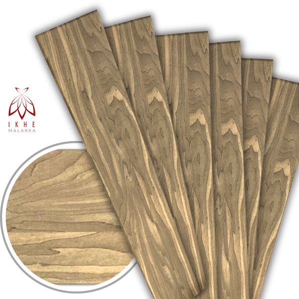 Sechs Holzbretter mit Maserung und ein runder Detailausschnitt der Holzoberfläche. IKHE MALARKA Logo.
