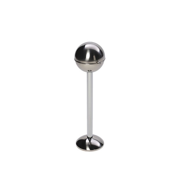 Standaschenbecher in Kugelform aus Metall mit rundem Standfuß.