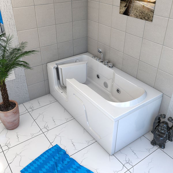 Barrierefreie Badewanne mit offener Tür und Duscharmatur in hellem Badezimmer.