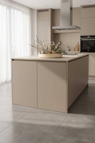 Moderne Küche mit Kochinsel in Beige, Arbeitsplatte in Steinoptik und grauen Bodenfliesen. Helles, minimalistisches Design.