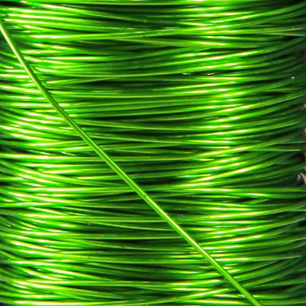 Grüner Basteldraht aus Aluminium auf einer Spule aufgewickelt.