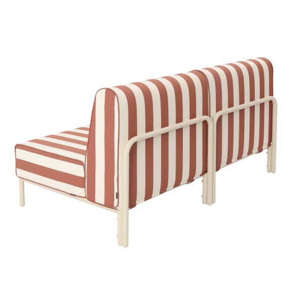 Modernes Zweisitzer Gartensofa mit gestreifter Polsterung und hellem Metallrahmen.