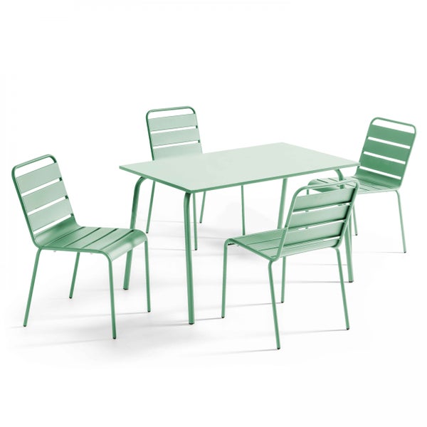 Gartenmöbel-Set bestehend aus einem rechteckigen Metalltisch und vier Metallstühlen mit Lattendesign an Sitzfläche und Rückenlehne.