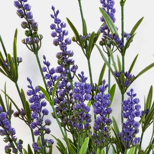 Künstlicher Lavendel mit violetten Blüten und grünen Blättern.