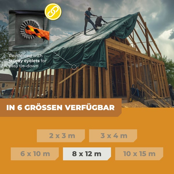 Arbeiter decken ein Holzhausdach mit einer grünen Abdeckplane ab. Detailansicht einer verstärkten Öse. Erhältlich in sechs Größen bis 10 mal 15 Meter.