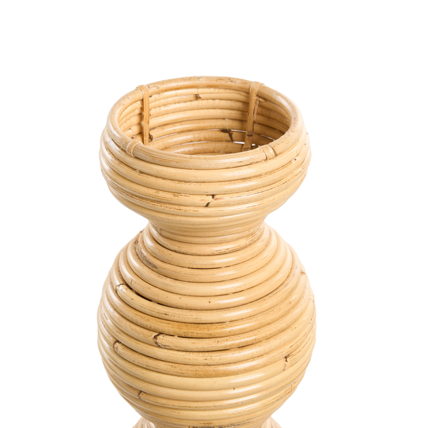 Dekorative Vase aus Rattan in Sanduhrform mit konzentrischer Ringstruktur.