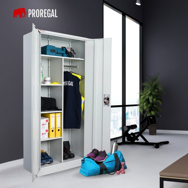 Proregal Metallschrank mit offenen Türen, Fachböden, Kleiderstange, Werkzeug und Sportausrüstung in einem Raum mit Trainingsbank. Proregal Logo.