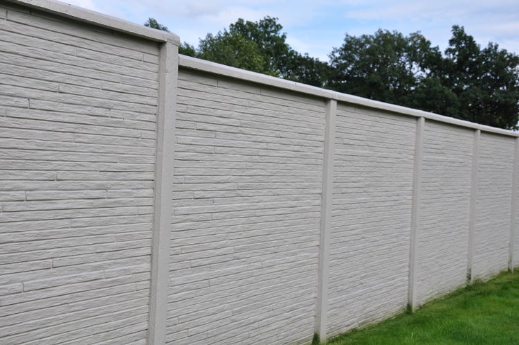 Betonzaun mit horizontaler Steinoptik für den Garten