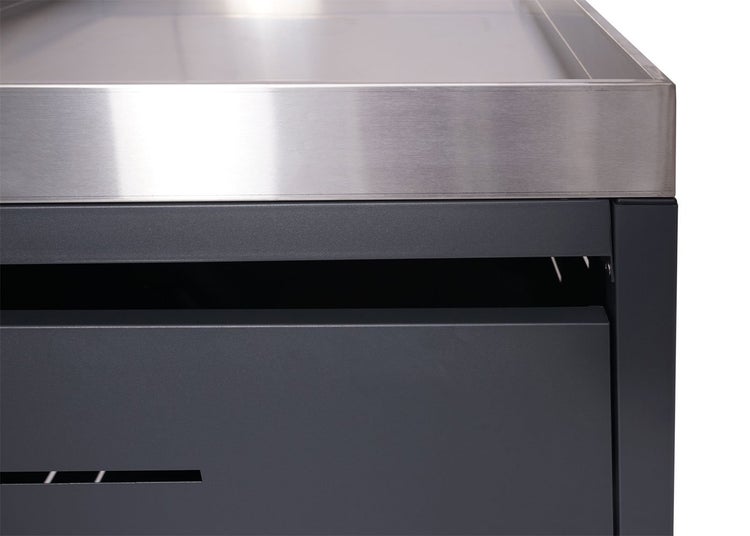 Detailansicht eines Grillschranks mit Edelstahloberfläche