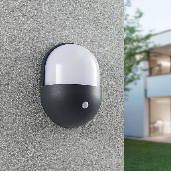 Lindby LED Wandleuchte außen Dianko mit Bewegungsmelder (spritzwassergeschützt (Modern) in Schwarz aus Aluminium (1 flammig, ) - Wandlampe für Außenwand/Hauswand Haus Terrasse und Balkon