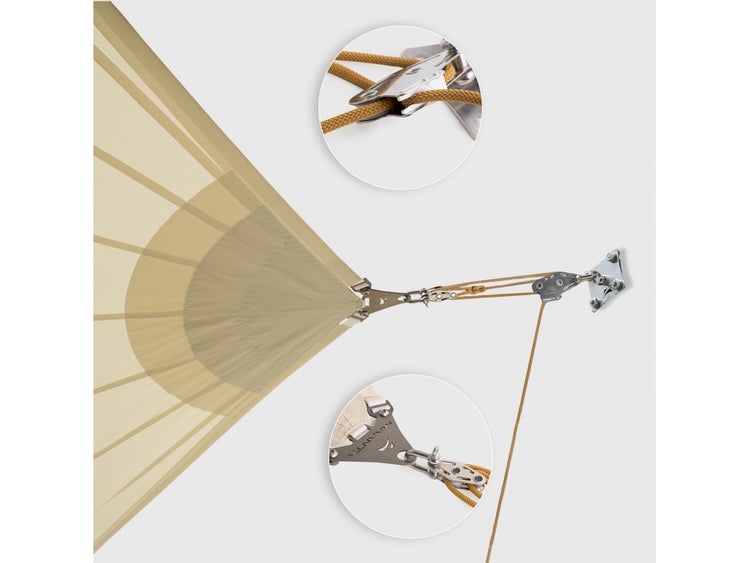 Detailaufnahme einer Sonnensegelbefestigung an einer Wand