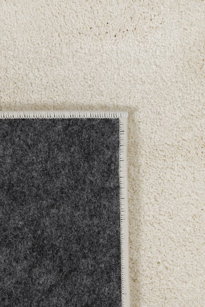 Hochflor-Teppich mit weicher Oberfläche, Filzrücken und gekettelter Kante.
