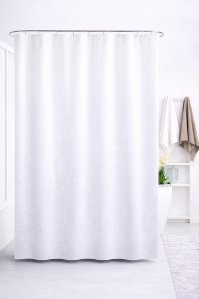 Weißer Duschvorhang im Badezimmer