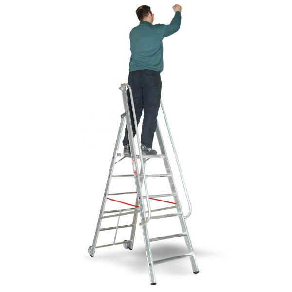 Mann steht auf einer Aluminium Stufenleiter mit Rollen und Haltegriff