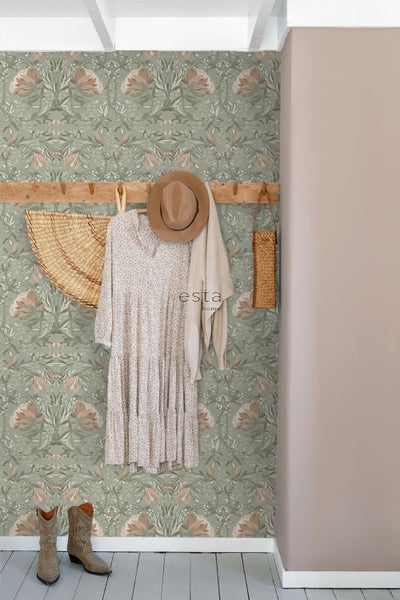 Flur mit grüner Tapete mit Blumenmuster, Garderobe, Kleid, Hut, Tasche und Stiefeln.