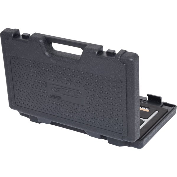 Querschnitt eines Zylinderkopfes mit Glühkerze und Reinigungsbürste