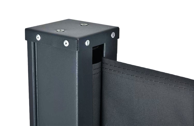 Detailansicht eines Seitenmarkisen-Pfostens aus Metall mit ausgezogenem Markisenstoff als Sichtschutz.
