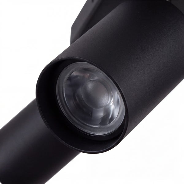 Nahaufnahme eines verstellbaren, schwarzen LED-Strahlers mit zylindrischem Gehäuse.