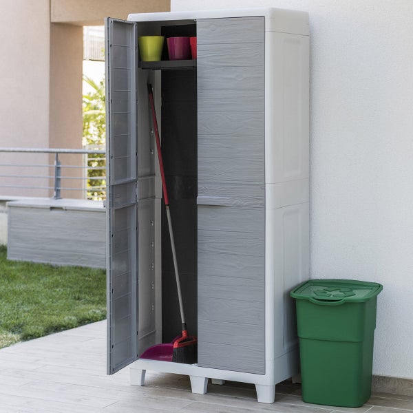 Gartenschrank mit offenstehender Tür, Besen und Mülleimer im Aussenbereich
